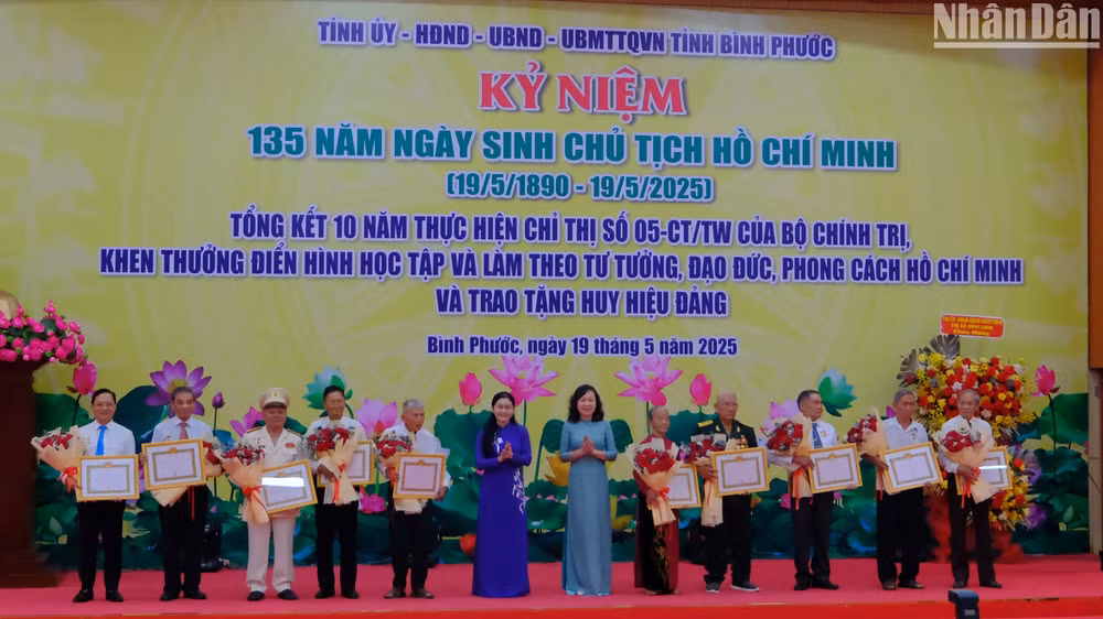 Lãnh đạo tỉnh Bình Phước trao huy hiệu Đảng cho các đồng chí cán bộ lãnh đạo, lão thành cách mạng tiêu biểu.