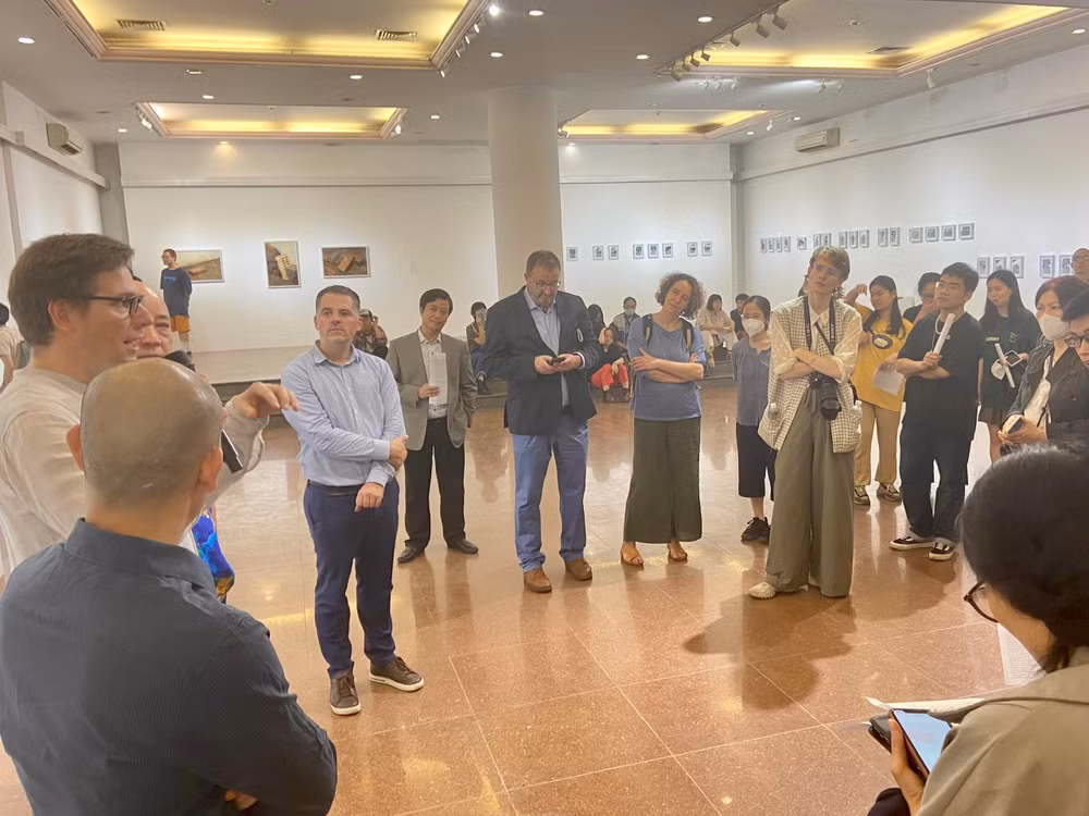 Triển lãm “Ngôi sao sáng và tối” thu hút đông đảo người tham gia.