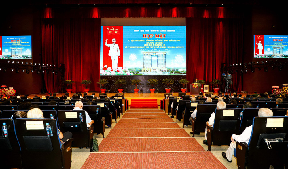 Toàn cảnh buổi họp mặt.