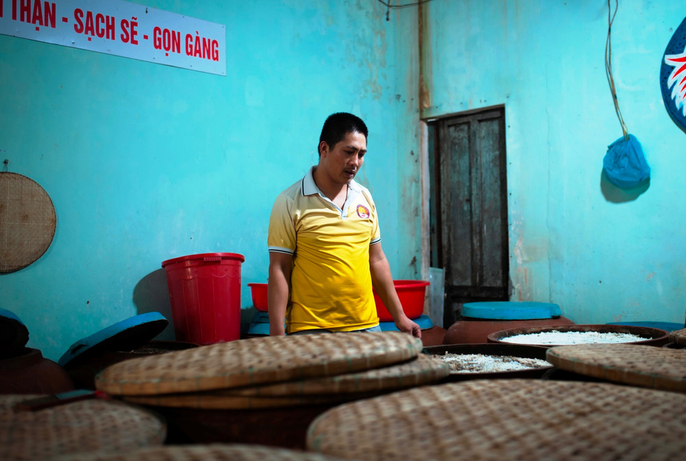 Anh Phan Quang bên những chum mắm tâm huyết của mình.