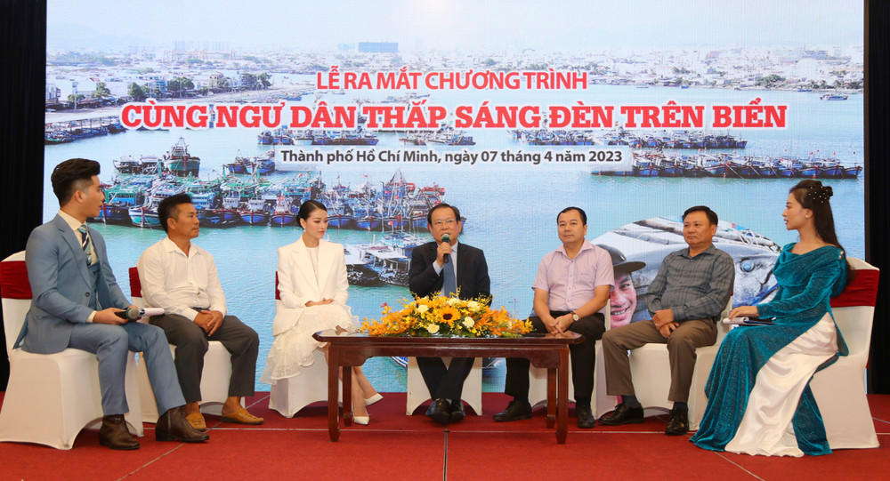 Các đại biểu giao lưu, trao đổi tại chương trình. 