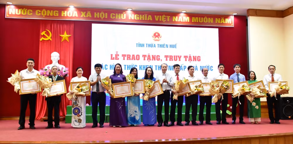 Các tập thể và cá nhân được nhận Bằng khen của Thủ tướng Chính phủ.