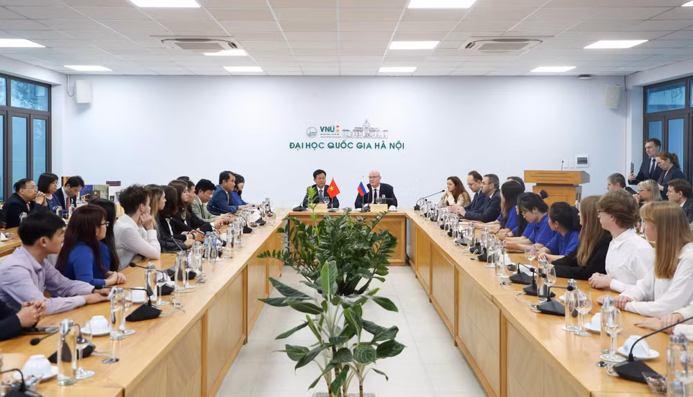 Phó Thủ tướng Liên bang Nga thăm và trao đổi với giảng viên, sinh viên Đại học Quốc gia Hà Nội tại Hòa Lạc.