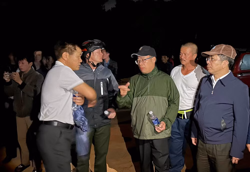 Phó Chủ tịch Ủy ban nhân dân tỉnh Lâm Đồng Nguyễn Ngọc Phúc (giữa) chỉ đạo chữa cháy tại hiện trường trong đêm 7/4.