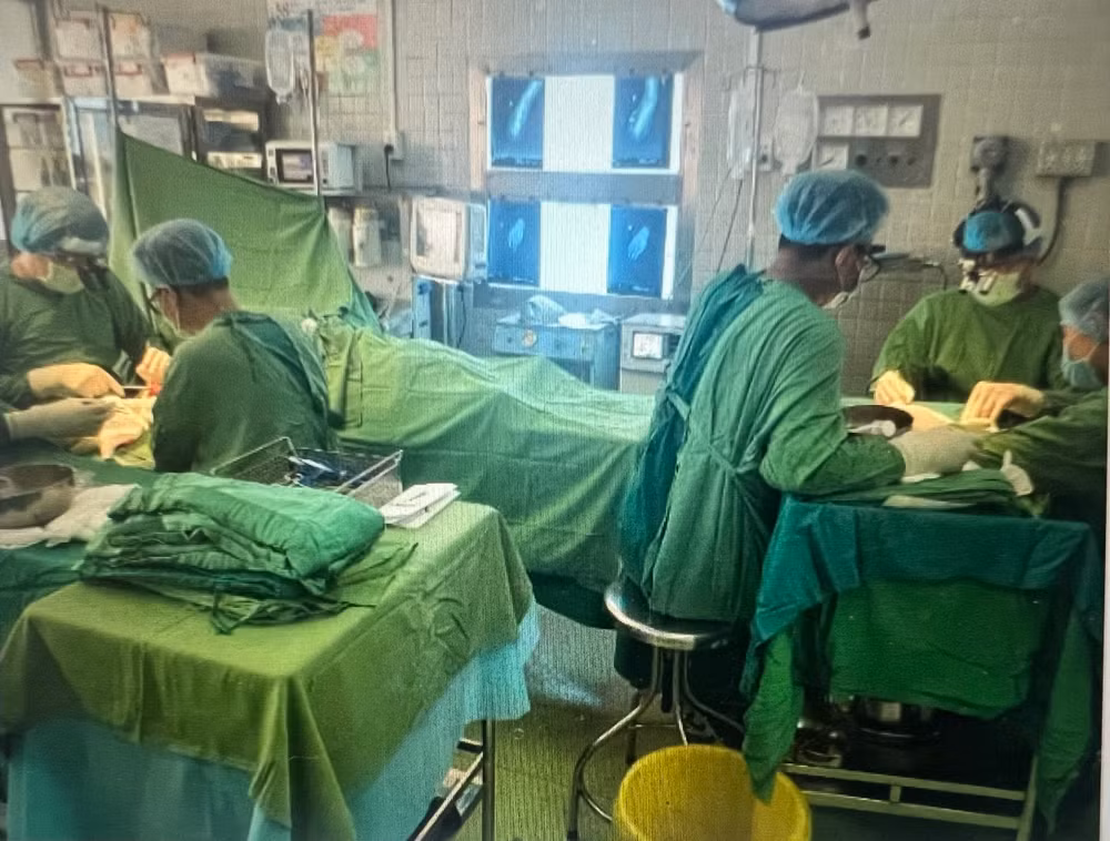 Bệnh nhân được phẫu thuật cấp cứu nối lại bàn tay đứt rời.