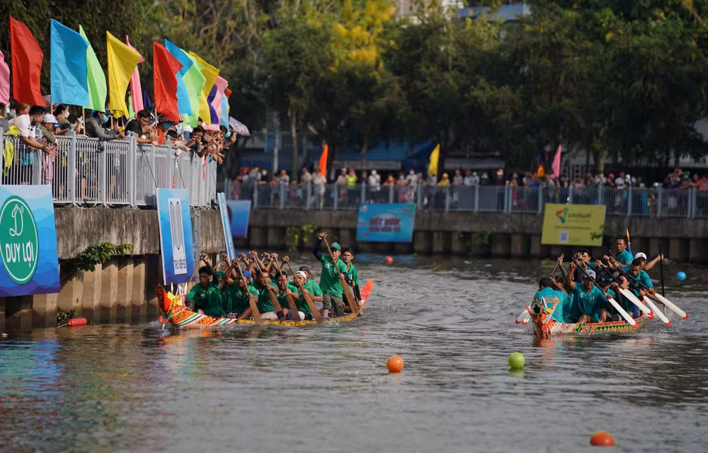 7 giờ 30 phút tại đoạn Kênh Nhiêu Lộc, đoạn từ cầu Công Lý đến cầu Lê Văn Sỹ, 9 đội ghe ngo đến từ Thành phố Hồ Chí Minh, Bình Dương, Tây Ninh, Kiên Giang và Bình Phước bắt đầu tranh tài.