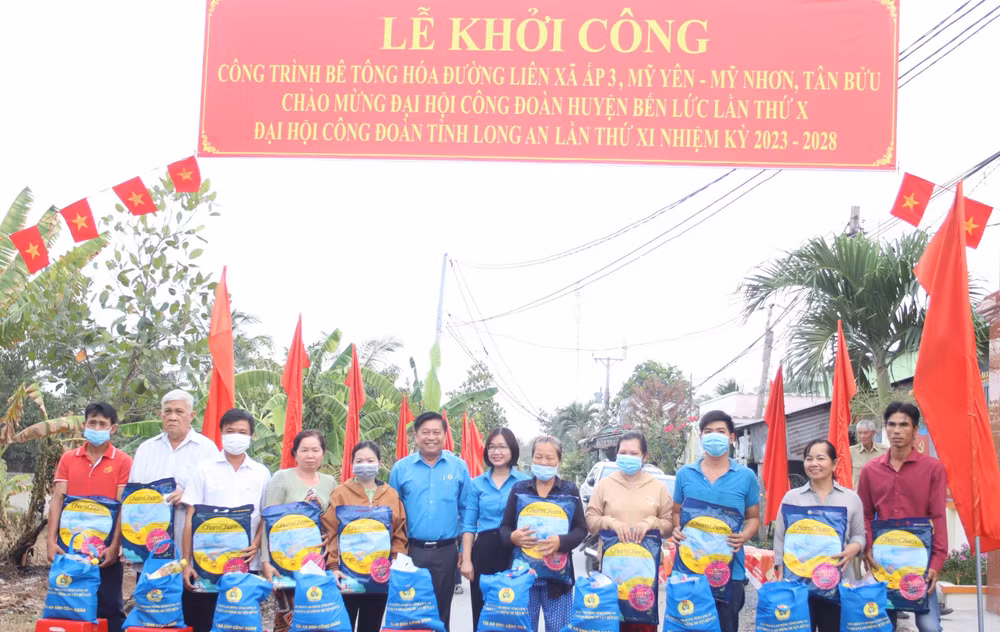 Trao quà cho đoàn viên công đoàn có hoàn cảnh khó khăn xã Mỹ Yên.