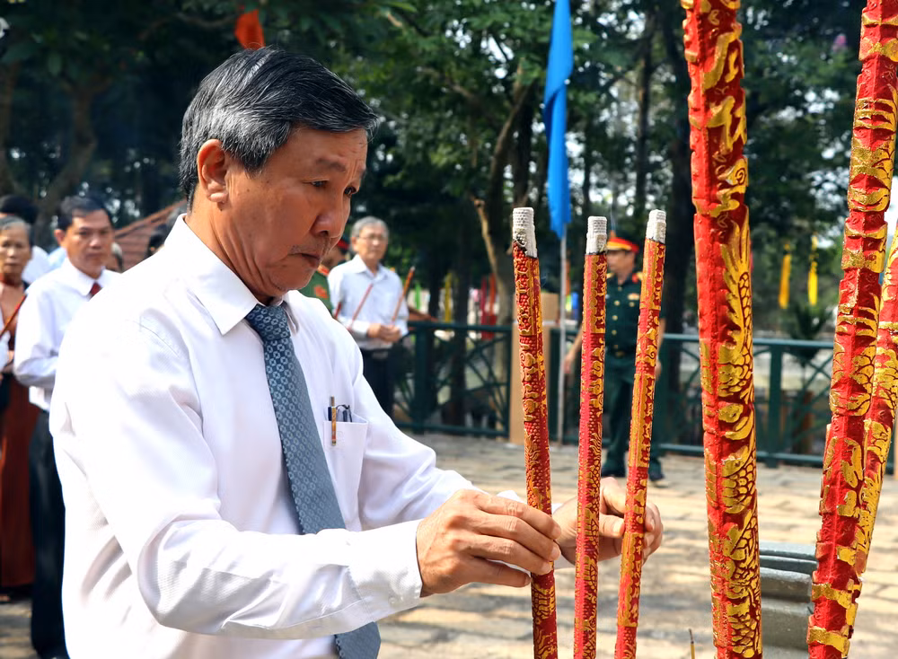 Đồng chí Hồ Thanh Sơn, Phó Bí thư thường trực Tỉnh ủy Đồng Nai dâng hương tại đài tưởng niệm Căn cứ Tỉnh ủy Biên Hòa U1.