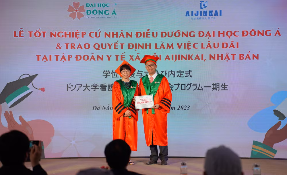 Tập đoàn y tế xã hội Aijinkai trao 30 suất học bổng với tổng trị giá 300 triệu đồng dành cho sinh viên Đà Nẵng.