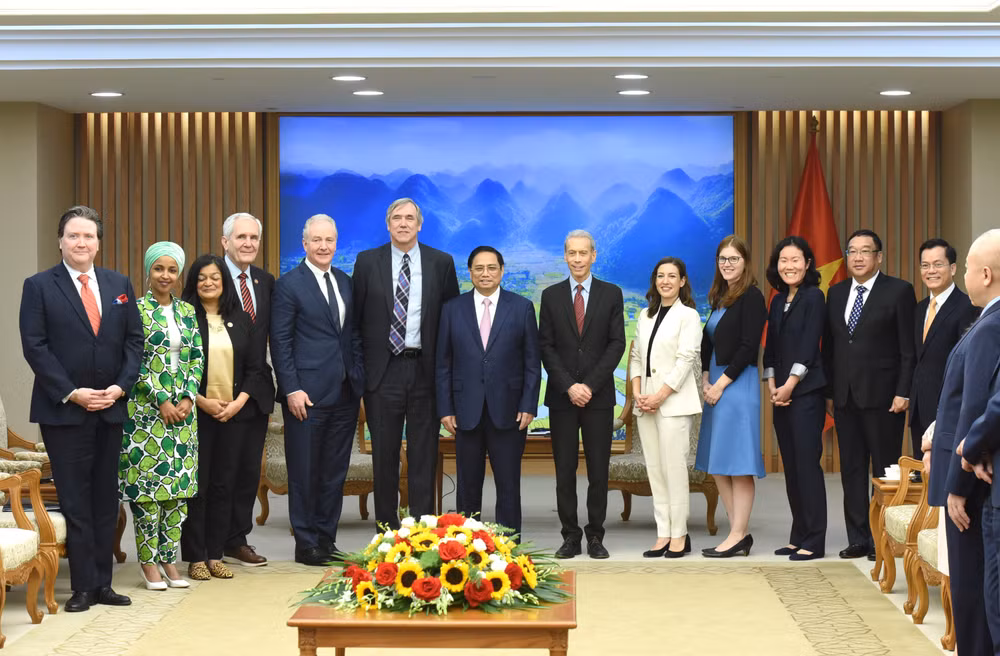 Thủ tướng Phạm Minh Chính, Thượng nghị sĩ bang Oregon Jeff Merkley và các thành viên của hai đoàn.