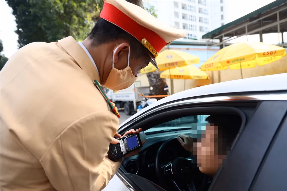 Cảnh sát giao thông kiểm tra nồng độ cồn. (Ảnh minh họa) 