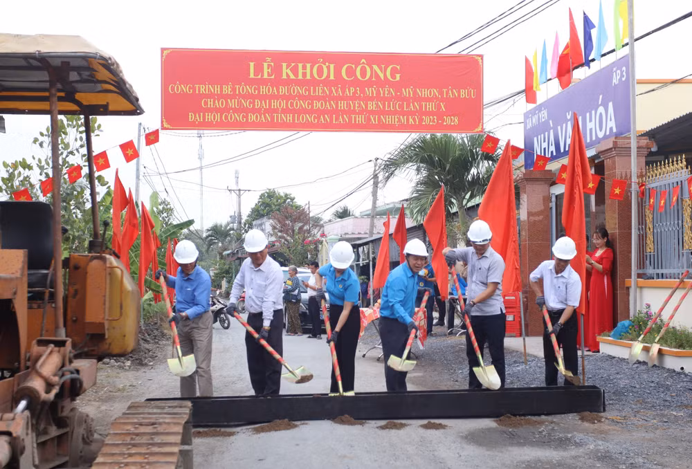 Khởi công công trình bê-tông hóa đường nông thôn liên ấp 3, xã Mỹ Yên nối với ấp 1, xã Tân Bửu, Bến Lức, Long An.