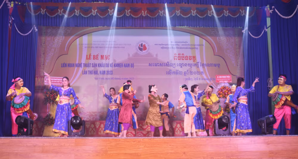 Tiết mục múa của Đoàn Nghệ thuật Khmer Ánh Bình Minh khai mạc buổi lễ.