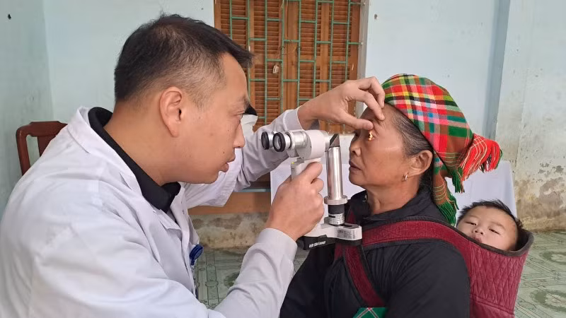 Người dân các xã biên giới huyện Yên Minh được khám bệnh miễn phí.