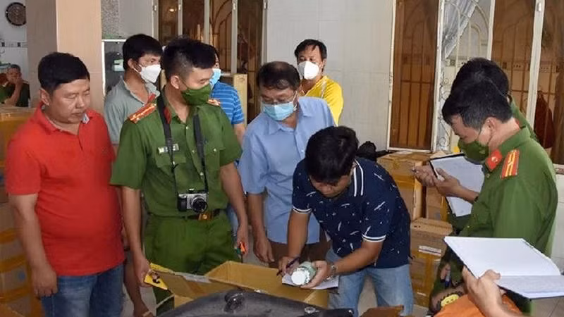 Phòng Cảnh sát điều tra tội phạm về tham nhũng, kinh tế, buôn lậu Công an tỉnh Tiền Giang phối hợp Công an huyện Cái Bè bắt quả tang đối tượng sản xuất, buôn bán thuốc tân dược giả tại xã Hòa Khánh, năm 2023. (Ảnh: TRỌNG TÍN)