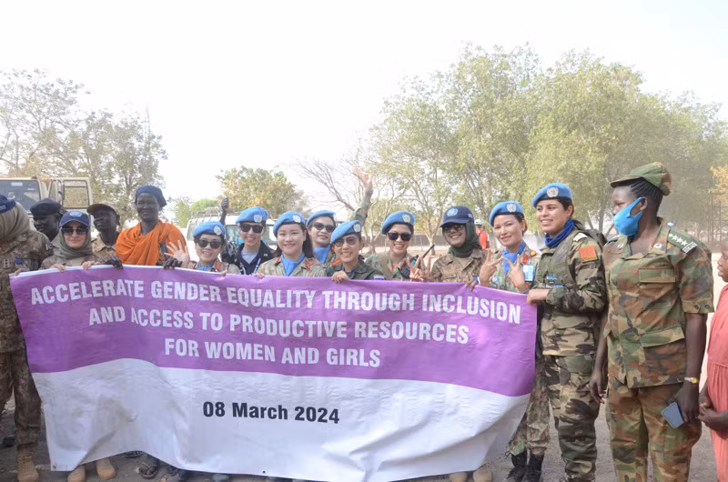 Các bác sĩ "mũ nồi xanh" Bệnh viện dã chiến cấp 2, số 5 của Việt Nam cùng nhân viên các đơn vị gìn giữ hòa bình Liên hợp quốc tại Bentiu, bang Unity, Nam Sudan tham gia tuần hành nhân Ngày Quốc tế Phụ nữ 8/3. (Ảnh Bệnh viện dã chiến cấp 2, số 5 cung cấp).