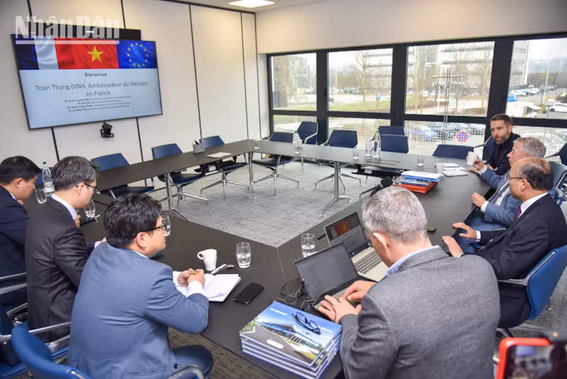 Đại sứ Đinh Toàn Thắng kêu gọi các nhà đầu tư của vùng Alsace tìm kiếm cơ hội hợp tác tại Việt Nam. (Ảnh: MINH DUY)