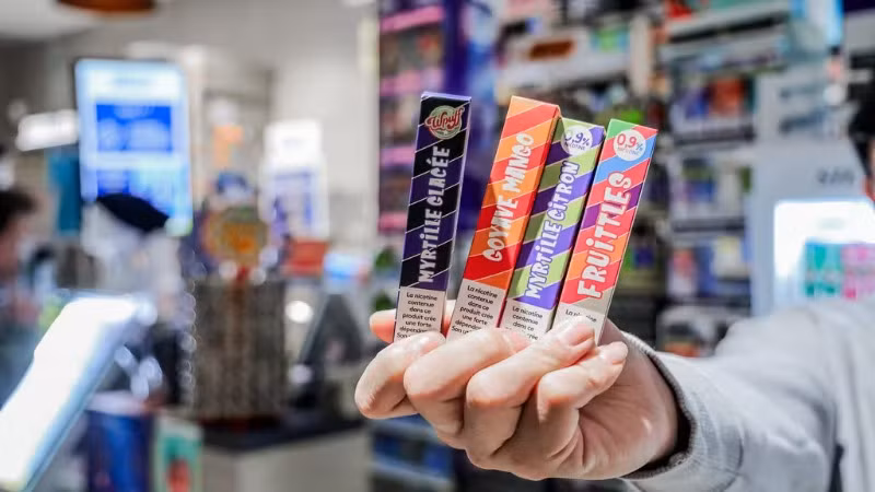 Thuốc lá điện tử dùng một lần với hương vị ngọt ngào và thiết kế bắt mắt, đang nhắm mục tiêu vào giới trẻ, gây ra mối lo ngại về nghiện nicotine. (Ảnh: FranceInfo)