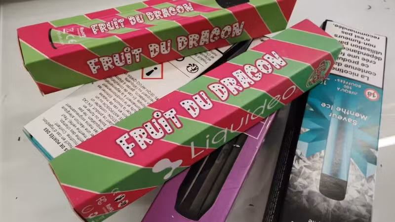 Bất chấp các quy định, thuốc lá điện tử vẫn được bán cho giới trẻ, cho thấy sự cần thiết của các biện pháp kiểm soát chặt chẽ hơn. (Ảnh: FranceInfo)