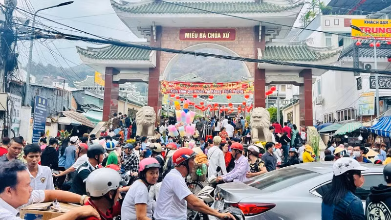 Dòng người, xe đổ về Khu du lịch quốc gia Núi Sam ngày càng đông hơn.