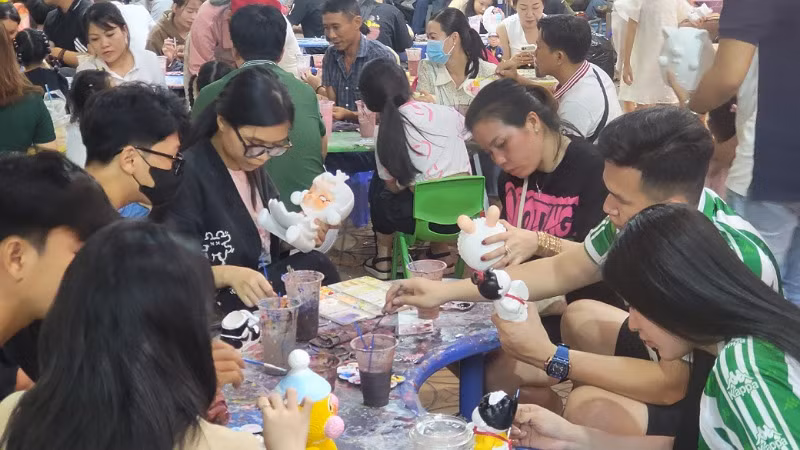 Không chỉ thu hút trẻ em, tô tượng còn là thú vui của nhiều người trưởng thành. Không chỉ thu hút trẻ em, tô tượng còn là thú vui của nhiều người trưởng thành.