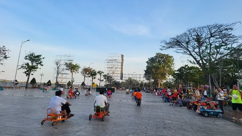 Nhiều người đưa con em đến trải nghiệm điều khiển xe điện tại quảng trường Sông Hậu trong những ngày nghỉ Tết Giáp Thìn. Nhiều người đưa con em đến trải nghiệm điều khiển xe điện tại quảng trường Sông Hậu trong những ngày nghỉ Tết Giáp Thìn.