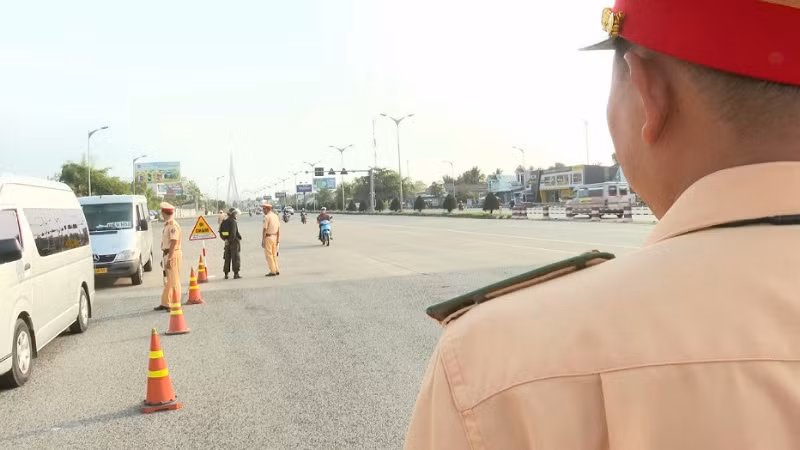 Công an thành phố Cần Thơ tổ chức chốt kiểm soát giao thông trên tuyến quốc lộ 1A.