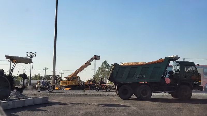 Tuy nhiên, khu vực vòng xoay nút giao IC3 kết nối Quốc lộ 1A và cầu Trần Hoàng Na vẫn còn một số hạng mục chưa hoàn thành.