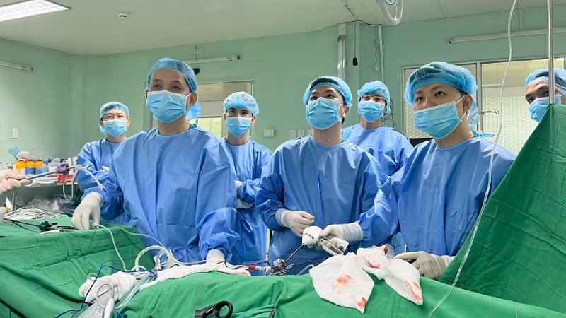 Ê-Kíp y bác sĩ tiến hành ghép thận đối với nữ bệnh nhân P. T. K. T và thành công sau 5 giờ 30 phút.