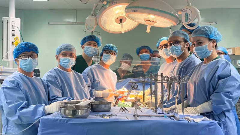 Ê-kíp phẫu thuật ghép thận đầu tiên tại Bệnh viện đa khoa Trung ương Cần Thơ.