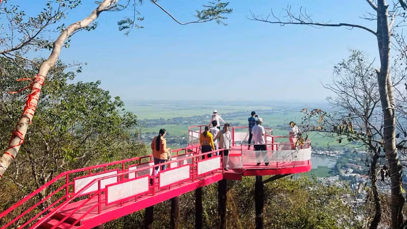 Rất nhiều bạn trẻ đã đến check-in cầu tình yêu trên đỉnh Núi Sam ngày Valentine 2024.