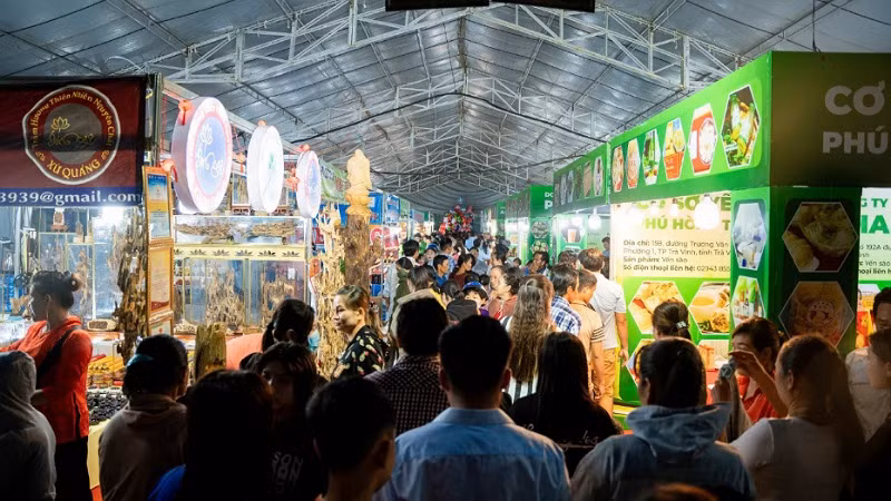 Rất đông du khách và người dân tham quan các gian hàng tại Festival 100 năm dừa sáp Trà Vinh.
