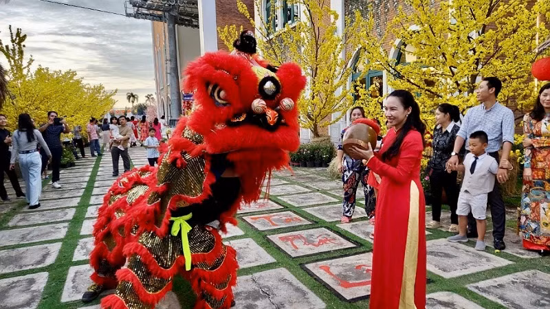 Khu du lịch Cáp treo Núi Sam trang trí nhiều bối cảnh Tết đẹp cho du khách check-in.