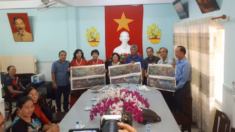 Cơ quan Thường trực Báo Nhân Dân tại Cần Thơ trao tặng 300 tranh panorama Chiến thắng Điện Biên Phủ cho CLB Hưu trí Cần Thơ.