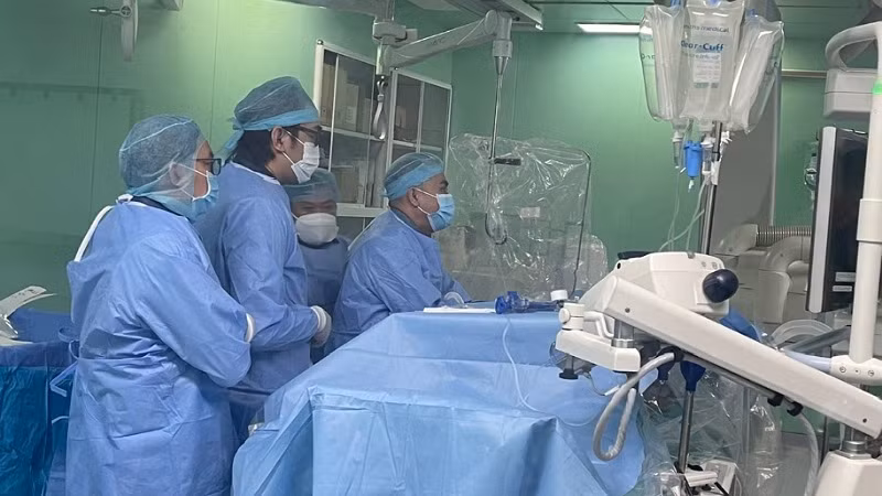 Ê-kíp y bác sĩ Bệnh viện Đa khoa Trung ương Cần Thơ đang cấp cứu sản phụ L.T.H.N.