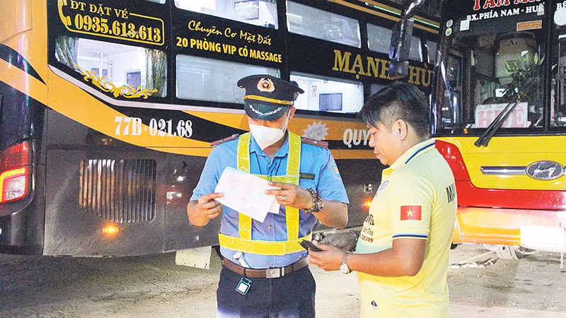 Thanh tra Giao thông Thành phố Hồ Chí Minh kiểm tra xe khách giường nằm lưu thông khu vực thành phố Thủ Đức. (Ảnh THẾ ANH)