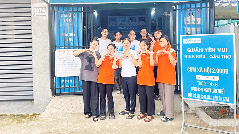 Các thành viên trẻ tình nguyện của quán. 