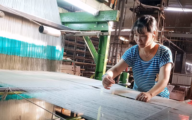 Nghề dệt lụa tơ tằm ở Lâm Đồng. (Ảnh MAI VĂN BẢO)