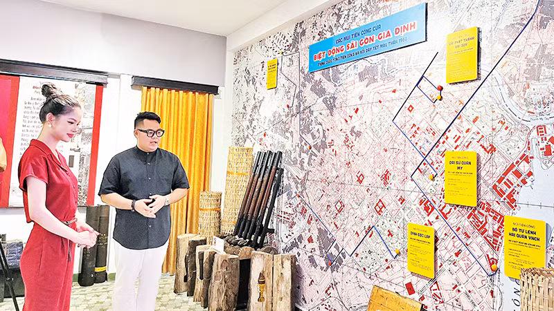 Anh Trần Trọng Nghĩa giới thiệu về các nét đặc sắc tại Bảo tàng Biệt động Sài Gòn-Gia Định với khách tham quan.