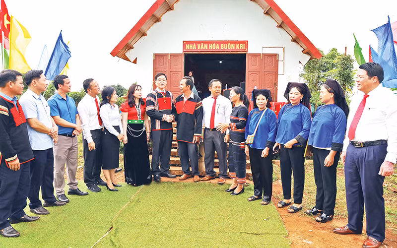 Đồng chí Nguyễn Đình Trung (người thứ 7 từ trái qua) dự Ngày hội đại đoàn kết toàn dân tộc năm 2023 tại buôn Kri, xã Ea Sol, huyện Ea H’leo (Đắk Lắk).