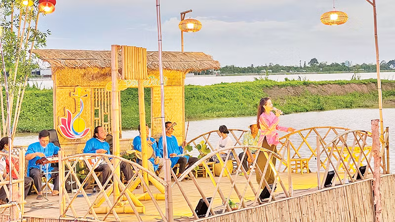 Tiết mục biểu diễn điệu hò Đồng Tháp.