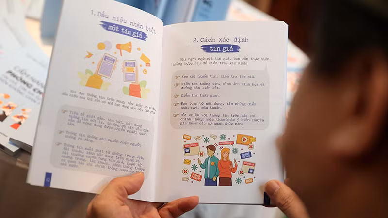 "Cẩm nang phòng chống tin giả, tin sai sự thật trên không gian mạng" trang bị thêm kiến thức cho người dùng. (Ảnh VÂN HẰNG)