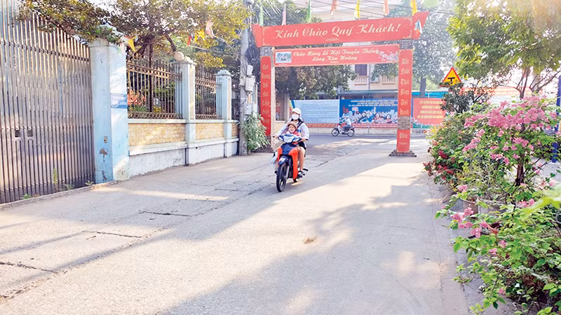 Đường giao thông nông thôn xanh-sạch-đẹp tại xã Vân Canh, huyện Hoài Đức. (Ảnh KIM NHUỆ)