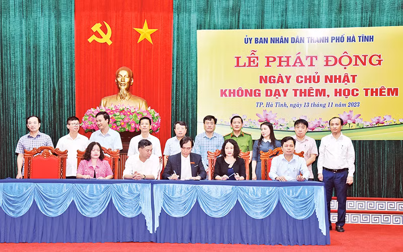 Đại diện các trường học ở thành phố Hà Tĩnh ký cam kết không dạy thêm, học thêm ngày chủ nhật.