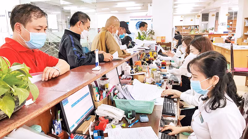 Cán bộ Bảo hiểm xã hội Thành phố Hồ Chí Minh giải quyết thủ tục cho người dân.