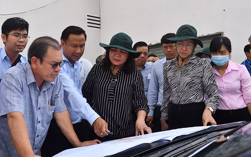 Đồng chí Hồ Thị Hoàng Yến (thứ tư từ trái sang) kiểm tra quy hoạch phát triển đô thị tại huyện Châu Thành, tỉnh Bến Tre.