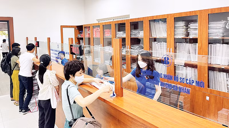 Đoàn thanh niên Văn phòng đăng ký đất đai Hà Nội hỗ trợ, hướng dẫn người dân làm thủ tục hành chính.