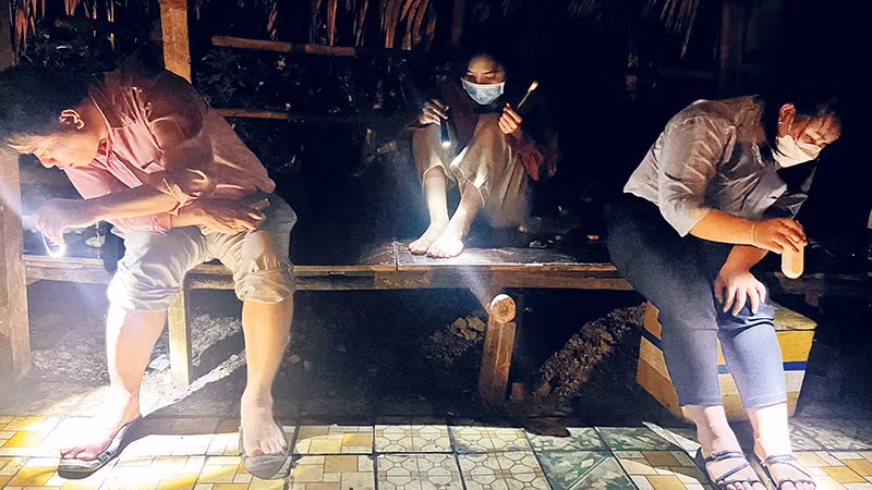 Các nhân viên y tế đưa đôi chân trần làm mồi “câu” muỗi.