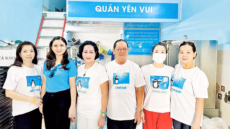 Chị Lê Thị Hà Linh (áo xanh) và các thành viên.