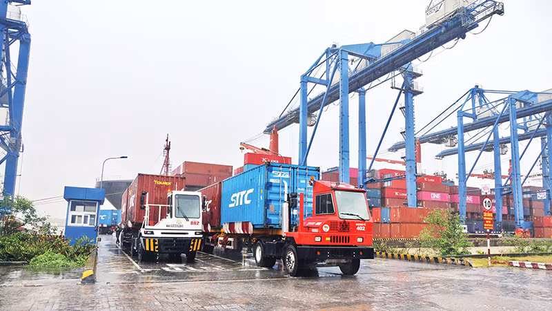 Vận chuyển hàng hóa xuất, nhập khẩu tại Cảng Cát Lái, thành phố Thủ Đức.
